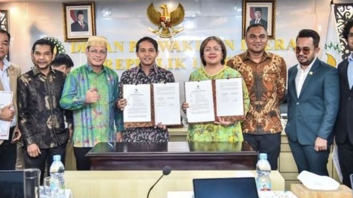 Menteri Kehutanan Raja Juli Antoni (tengah) bersama Komite II DPD RI di Jakarta, Selasa (16/9/2025)