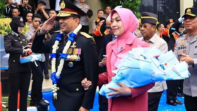 Arsip. Komjen Pol. (Purn) Ahmad Dofiri beserta istri mengikuti acara pelepasan purnatugas di Sekolah Tinggi Ilmu Kepolisian (STIK), Jakarta Selatan, Selasa, 19 Agustus 2025.