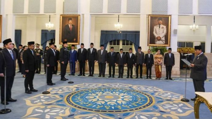 Presiden Prabowo Subianto (kanan) membacakan sumpah jabatan saat melantik menteri dan wakil menteri Kabinet Merah Putih di Istana Negara, Jakarta, Rabu (17/9/2025). Presiden Prabowo melantik sejumlah pejabat pemerintahan diantaranya Menteri Koordinator Bidang Politik dan Keamanan Djamari Chaniago, Menteri Pemuda dan Olahraga Erick Thohir, Wakil Menteri Ketenagakerjaan Afrianyah Noor, Wakil Menteri Kehutanan Rohmat Marzuki, Wakil Menteri Koperasi Faridah Faridjah, Kepala Badan Komunikasi Pemerintah Angga Raka Prabowo dan Kepala Kantor Staf Kepresidenan M Qodari. 