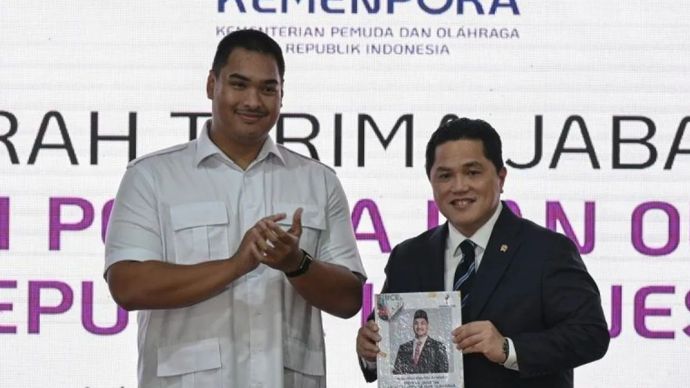 Menteri Pemuda dan Olahraga Erick Thohir (kanan) menerima memori jabatan dari pejabat lama Dito Ariotedjo (kiri) usai penandatanganan naskah serah terima jabatan (sertijab) di Kantor Kemenpora, Jakarta, Kamis (18/9/2025). Erick Thohir menggantikan Dito Ariotedjo sebagai Menteri Pemuda dan Olahraga usai dilantik Presiden Prabowo Subianto pada Rabu (17/9). 