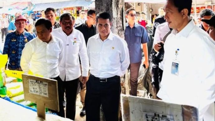 Menteri Pertanian (Mentan) Andi Amran Sulaiman mengunjungi pasar tradisional di Kota Bengkulu mengecek stok pasokan pangan daerah, di Bengkulu, Rabu, 17 September 2025.