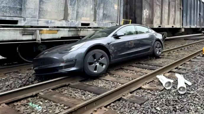 Insiden mobil Tesla tertabrak kereta api yang terjadi awal musim panas ini. (Foto: Spitlers Garage &amp; Towing's/Facebook via Carscoops)