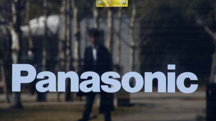 Logo Panasonic Corp di Panasonic Center di Tokyo, Jepang, 2 Februari 2017. (Foto: Dok/Kim Kyung-Hoon/Reuters)