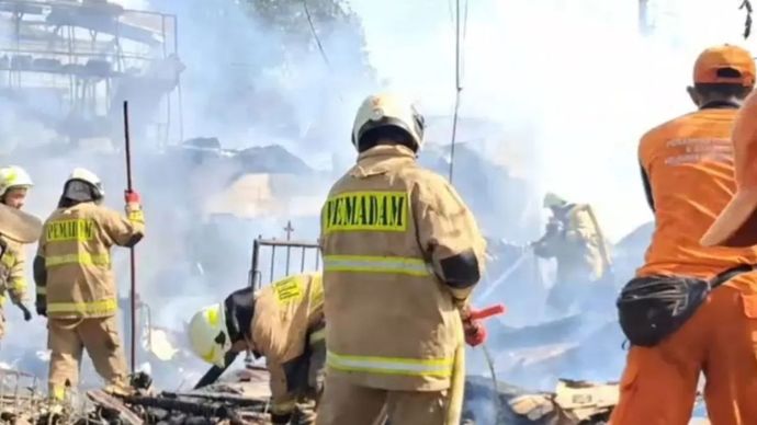 Personel Suku Dinas Penanggulangan Kebakaran dan Penyelamatan Jakarta Timur memadamkan kebakaran rumah petak dan lapak barang bekas di Cipinang Besar Selatan, Jatinegara, Rabu (3/9/2025).