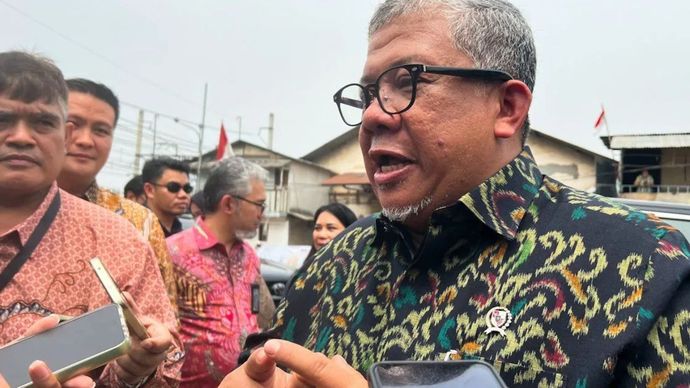 Wakil Menteri Perumahan dan Kawasan Permukiman (Wamen PKP) Fahri Hamzah menjawab pertanyaan awak media di temui seusai pencanangan pra kerja sama dalam Program Pembangunan 3 Juta Rumah di Indonesia di Jakarta, Rabu (17/9/2025).