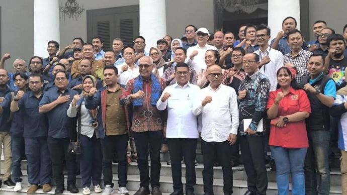 Gubernur Banten Andra Soni bersama Ketua Umum PWI Pusat yang juga Direktur Utama LKBN ANTARA, Akhmad Munir dan pengurus PWI Pusat dan Provinsi Banten di Gedung Negara Provinsi Banten, Kota Serang, Kamis 18 September 2025. ANTARA/Devi Nindy