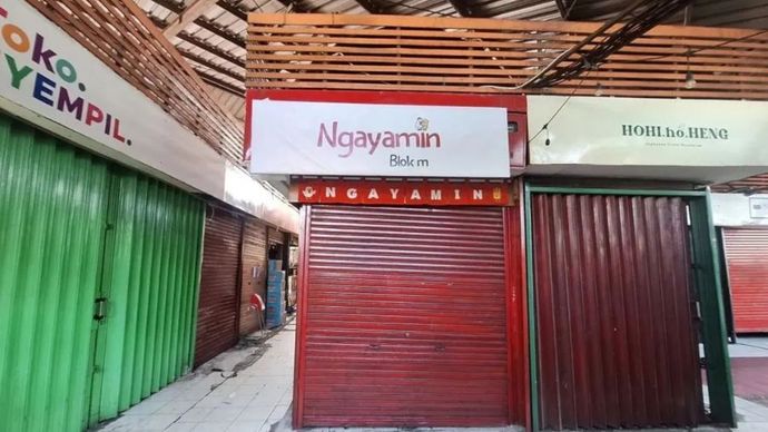 Para pedagang UMKM meninggalkan kios di Blok M