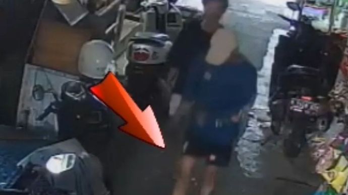 Tangkapan layar kamera pengewas (CCTV) yang memperlihatkan pelaku memasukkan pisau ke dalam celananya setelah keluar dari kamar kos korban di kawasan Kalibaru,Cilincing, Jakarta Utara.