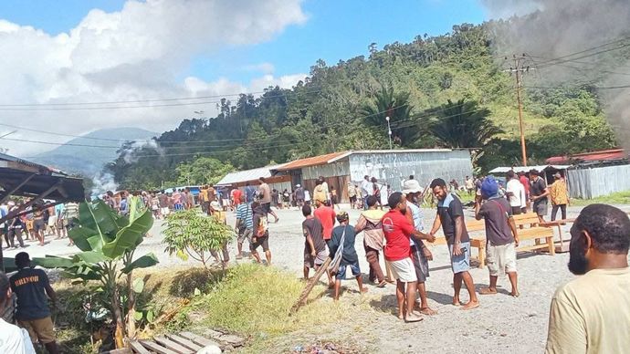 Enam Prajurit TNI Evakuasi Guru dan Warga di Tengah Kerusuhan Elelim  (Puspen TNI). Kerusuhan yang terjadi pada 16 September 2025 di Kampung Elelim, Kabupaten Yalimo, Papua Pegunungan, akibat isu SARA, meninggalkan kisah keberanian sekaligus kepeduli