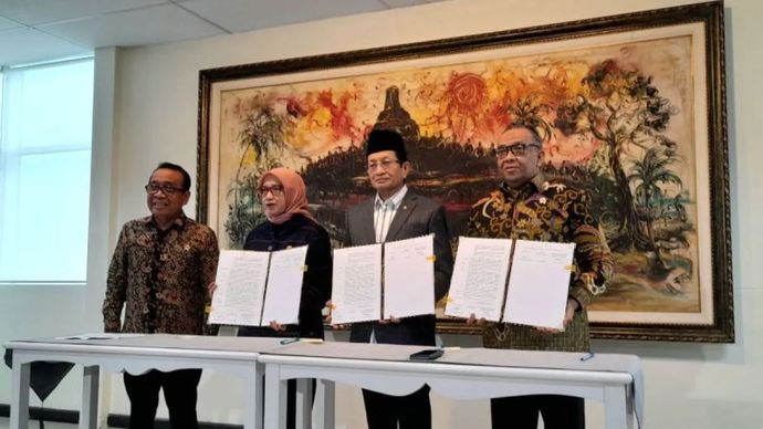 Dari kiri ke kanan, Menko PMK Pratikno, MenPANRB Rini Widyantini, Menag Nasaruddin Umar, Menaker diwakili Wamenaker Afriansyah Noor dalam penandatanganan Surat Keputusan Bersama terkait hari libur nasional dan cuti bersama tahun 2026 di Kantor Kemenko PMK, Jakarta Pusat, Jumat (19/9/2025). 