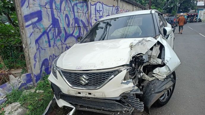Sebuah mobil milik warga tertabrak bus Transjakarta di kawasan Pulogebang, Cakung, Jakarta Timur, Jumat pagi (19/9/2025). 