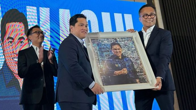 Menteri Pemuda dan Olahraga (Menpora) Erick Thohir (kiri) dan Pelaksana Tugas Menteri Badan Usaha Milik Negara (BUMN) Dony Oskaria dalam acara apresiasi dan perpisahan Erick Thohir di kantor Kementerian BUMN, Jakarta, Jumat (19/9/2025).