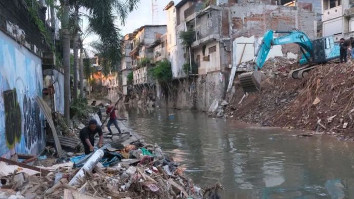 Warga membersihkan puing-puing bangunan pascabencana banjir di Sungai Badung, Denpasar, Bali, Rabu (17/9/2025). 