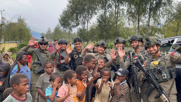 Kebersamaan polisi dengan warga Distrik Bibida, Paniai, Papua Tengah. 