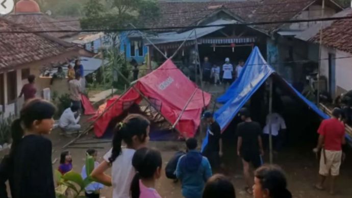 Gempa bumi yang mengguncang Bogor sejak Sabtu (20/9/2025) membuat warga di dua kecamatan memilih mengungsi ke tenda darurat