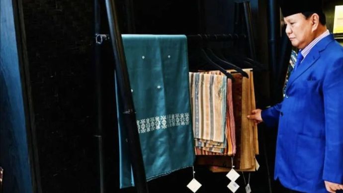 Arsip - Presiden RI Prabowo Subianto saat meninjau Paviliun Indonesia di Expo 2025 Osaka, Jepang, Sabtu (19/9/2025). 