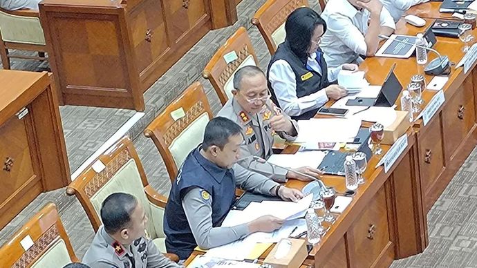 Sekretaris NCB Interpol Indonesia Divhubinter Polri Brigjen Pol Untung Widyatmoko (ketiga dari kiri) memaparkan kasus terkait status red notice Interpol kepada Komisi III DPR di Kawasan Parlemen, Jakarta, Senin, 22 September 2025.