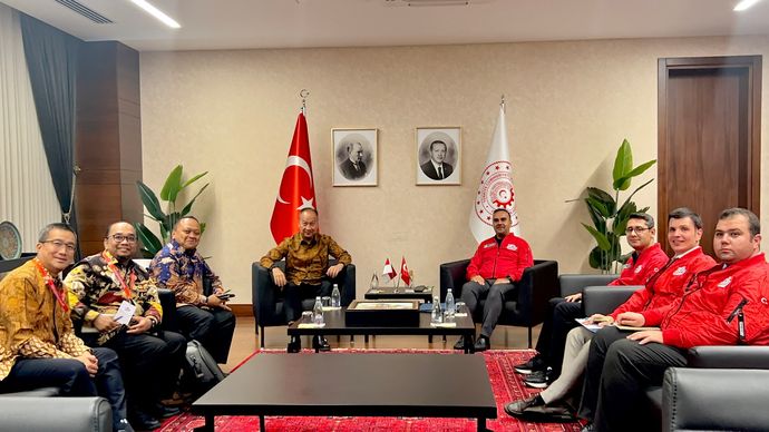 Menteri Perindustrian (Menperin) Indonesia Agus Gumiwang Kartasasmita dengan Menteri Perindustrian dan Teknologi Turki, Mehmet Fatih Kacir.