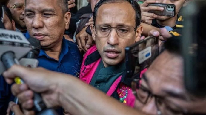 Arsip - Mantan Menteri Pendidikan, Kebudayaan, Riset dan Teknologi (Mendikbudristek) 2019-2024 Nadiem Makarim (tengah) berjalan menuju mobil tahanan usai pemeriksaan di Jampidsus, Kejaksaan Agung, Jakarta, Kamis (4/9/2025). Kejaksaan Agung menetapkan Nadiem Makarim sebagai tersangka kasus dugaan korupsi pengadaan sistem Chromebook di Kemendikbudristek dan ditaksir kerugian negara dalam perkara ini mencapai Rp1,9 triliun.