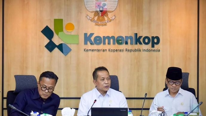 (Ki-ka) Plt Menteri BUMN Dony Oskaria, Menteri Koperasi Ferry Juliantono, Menteri Desa dan Pembangunan Daerah Tertinggal Yandri Susanto dalam rapat koordinasi percepatan operasional Koperasi Desa/Kelurahan Merah Putih di Jakarta, Senin 22 September 2025. (ANTARA/HO-Kemenkop)