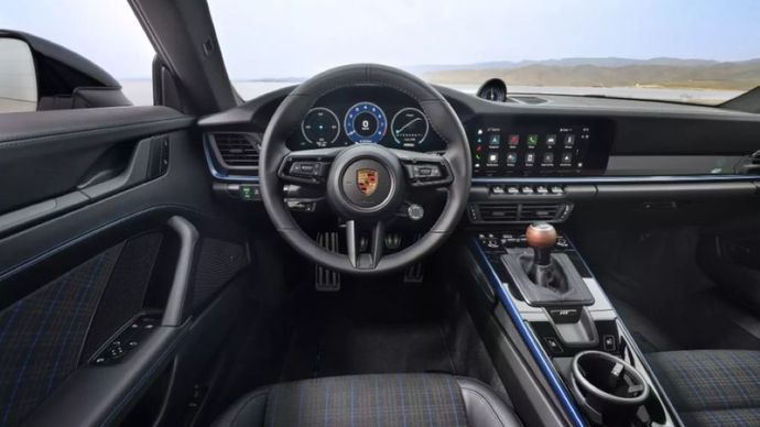 Porsche siap memanjakan pecinta mobil manual dengan lebih banyak pilihan. (Foto: Istimewa via Carscoops) 