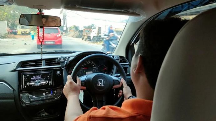 Ilustrasi - Seseorang mengendarai mobil di jalan. ANTARA/Sizuka