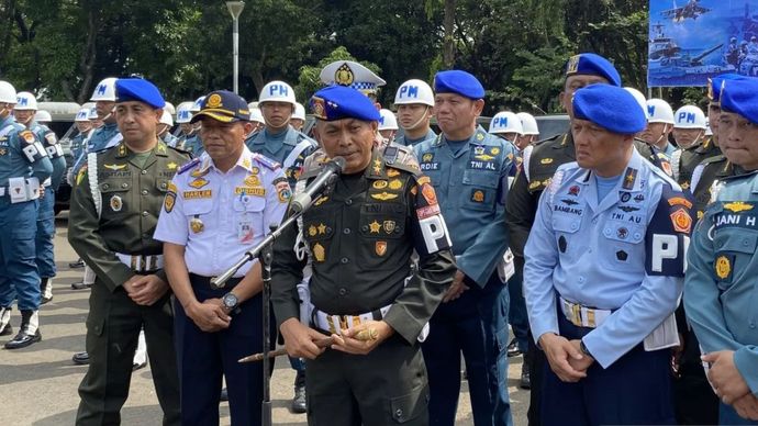 Komandan Pusat Polisi Militer TNI Mayjen TNI Yusri Nuryanto (tengah) menjawab pertanyaan wartawan di Jakarta, Senin (22/9/2025). 