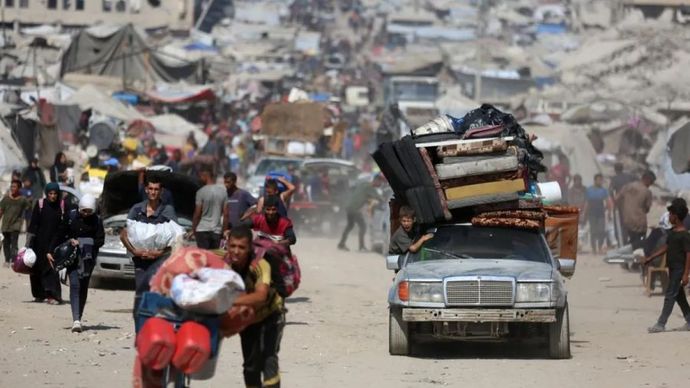 Suasana di jalan Rashid, sebuah jalan di area pantai Kota Gaza barat, di mana seorang anak Palestina asal Jalur Gaza menyelamatkan diri ke area selatan di tengah operasi militer skala besar Israel di Kota Gaza, pada 18 September 2025. 