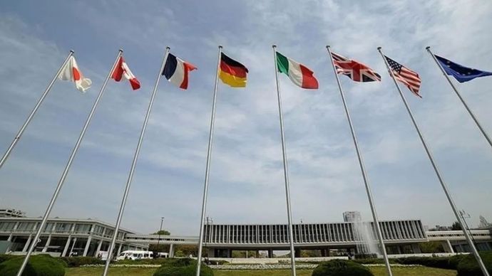 Bendera Kelompok G7, terdiri dari Amerika Serikat (AS), Inggris, Kanada, Prancis, Jerman, Italia dan Jepang.