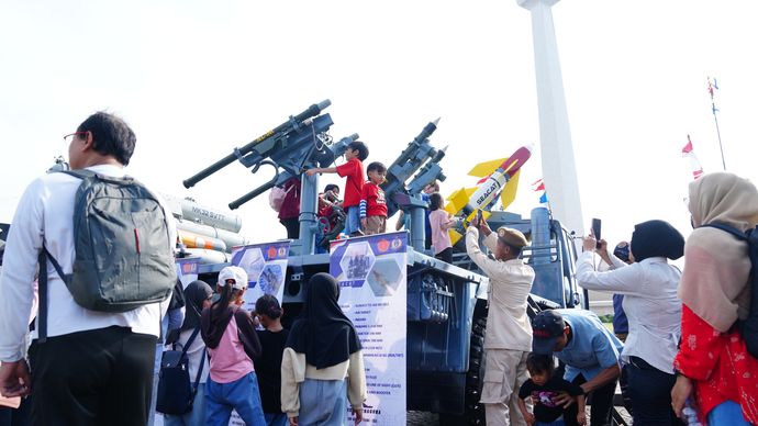 Judul: Warga Antusias Jajal Alutsista TNI di Monas