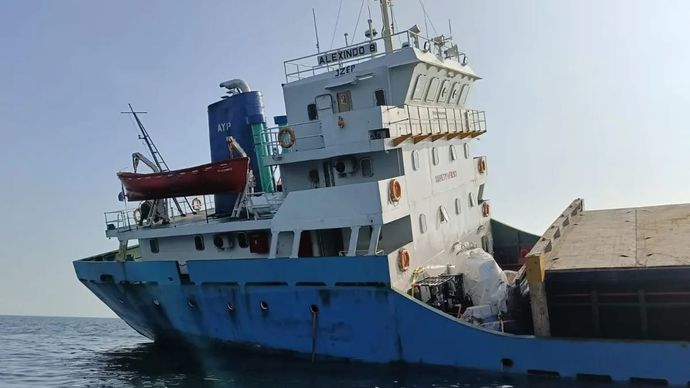 Kapal KM Alexindo milik PT Abqori Prima Mandiri yang membawa 86 kontainer, karam di perairan Sunda Kelapa pada Senin 22 September 2025 dini hari. ANTARA/HO-Gulkarmat