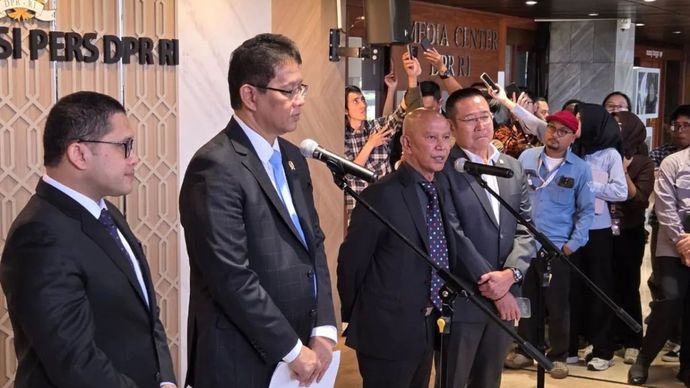 Menteri Keuangan RI Purbaya Yudhi Sadewa (kiri) dan Ketua Badan Anggaran (Banggar) DPR RI Said Abdullah (kanan) dalam konferensi pers Rapat Paripurna DPR RI ke-5 di Jakarta, Selasa, 23 September 2025.