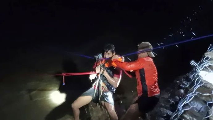 Seorang pria diselamatkan dari sungai yang meluap saat Topan Super Ragasa melanda Salcedo, provinsi Ilocos Sur, Filipina utara, pada hari Senin, 22 September 2025.