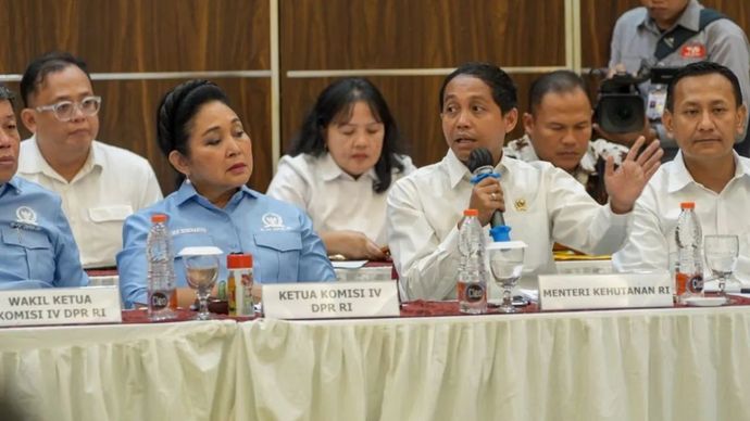 (Ki-ka) Ketua Komisi IV DPR RI Siti Hediati Soeharto (Titiek Soeharto) dan Menteri Kehutanan (Menhut) Raja Juli Antoni dalam acara &ldquo;Pengendalian Deforestasi di Maluku Utara melalui Persetujuan Penggunaan Kawasan Hutan (PPKH) dan Pengawasan Perizinan Berusaha Pemanfaatan Hutan (PBPH)&rdquo; yang digelar di Ternate, Maluku Utara, Selasa (23/9/2025).