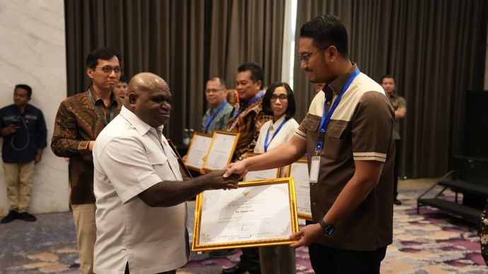 PT Timah menerima Penghargaan Penilaian Risiko Bisnis dan Hak Asasi Manusia (PRISMA) dari Menteri HAM Natalius Pigai