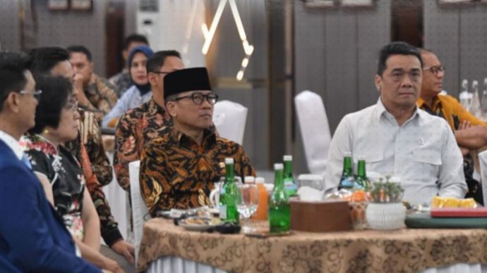 Wakil Menteri Desa dan Pembangunan Daerah Tertinggal (Wamen PDT) Ahmad Riza Patria bersama jajaran Kemendes PDT