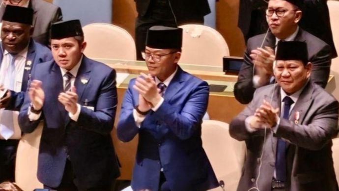 Presiden Prabowo Subianto memberikan standing ovation kepada Presiden Prancis Emmanuel Macron. 