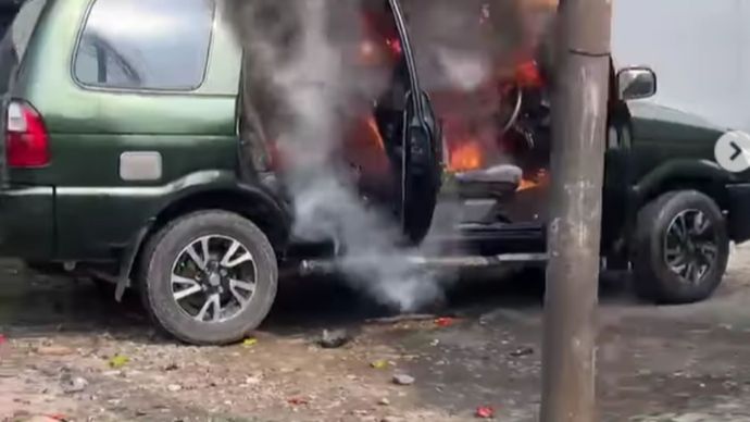 Satu unit mobil Kijang terbakar hebat di depan Mall Plaza Shinta Kota Tangerang, Selasa (23/9/25). Belum diketahui sebab dan akibat kebakaran tersebut terjadi.