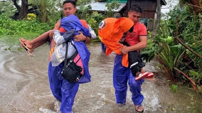 Personil penjaga pantai selama misi penyelamatan di Santa Ana, provinsi Cagayan, Filipina