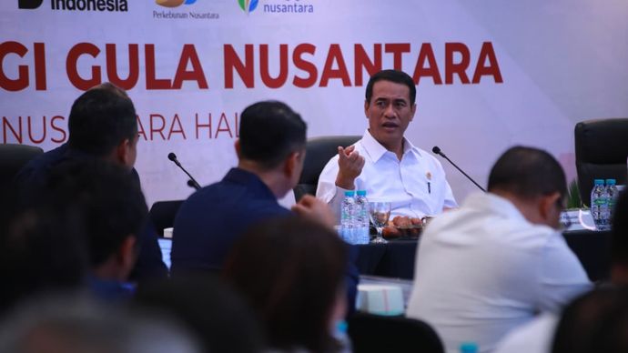 Menteri Pertanian (Mentan) Andi Amran Sulaiman memimpin rapat koordinasi bersama BUMN Pangan guna membahas percepatan hilirisasi komoditas prioritas di sektor perkebunan nasional.