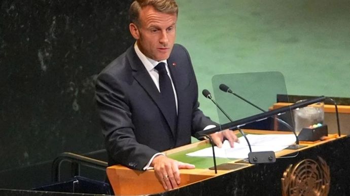 Presiden Prancis Emmanuel Macron berbicara pada Konferensi Internasional Tingkat Tinggi untuk Penyelesaian Damai Masalah Palestina dan Implementasi Solusi Dua Negara di Markas PBB di New York, Amerika Serikat, Senin (22/9/2025). 