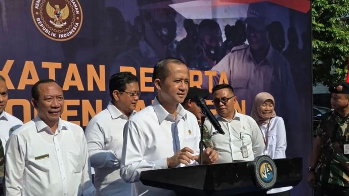 Menteri Transmigrasi RI Muhammad Iftitah Sulaiman Suryanagara memberikan keterangan pers usai apel pemberangkatan komponen cadangan di Kantor Kementerian Transmigrasi, Jakarta, Rabu (24/9/2025)