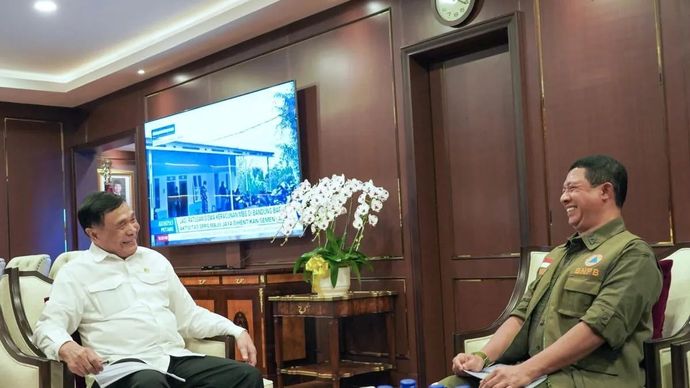 Kepala BNPB Suharyanto didampingi Sekretaris Utama BNPB Rustian, melakukan audiensi dengan Menteri Koordinator Bidang Politik dan Keamanan RI, Djamari Chaniago di Kantor Kemenko Polkam, Jalan Merdeka Barat, Jakarta, Rabu 24 september. Audiensi tersebut guna membahas terkait penanggulangan kebakaran hutan dan lahan (karhutla) khususnya di enam wilayah prioritas, termasuk antisipasi potensi karhutla di tahun 2027 yang diprakirakan akan lebih dipengaruhi oleh fenomena El-Nino. (ANTARA/HO-BNPB)