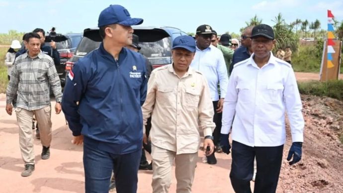Mentrans M Iftitah Sulaiman Suryanagara meninjau lahan untuk pembangunan kampus patriot di Kawasan Transmigrasi Salor, Merauke, Papua Selatan, Minggu, 21 September 2025.