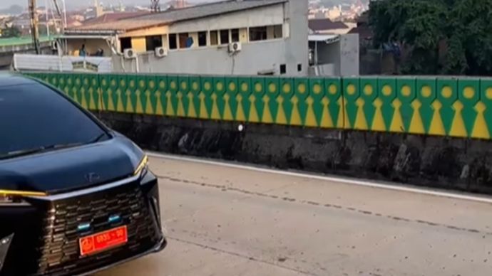 Mobil Dinas Masuk Jalur Layang Busway