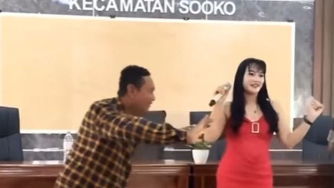 Diduga Kepala Desa Joget di Kantor Kecamatan Sooko