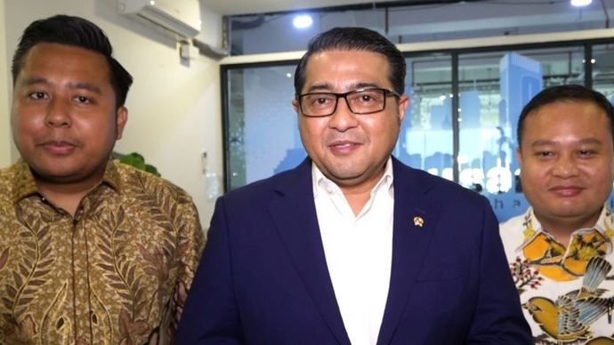 Menkraf Teuku Riefky Harsya bersama Direktur Nusantara TV, Dimpos Tampubolon (kanan) dan Tommy William Tampubolon