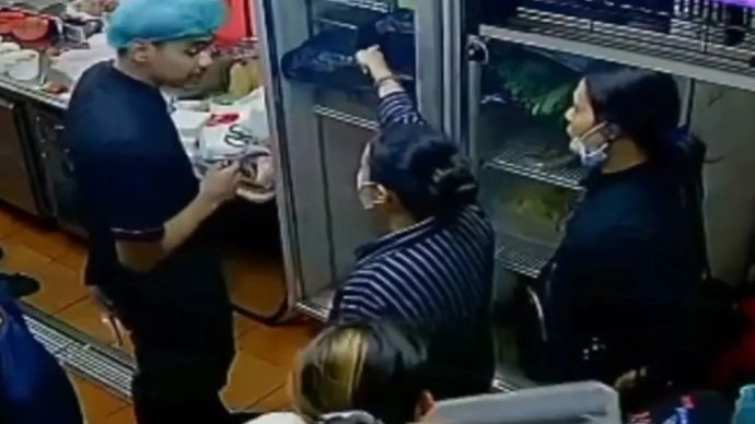 Rekaman CCTV pasangan suami-istri masuk ke dalam bagian dapur restoran di Mampang, Jakarta Selatan untuk mengambil pesanan makanan.