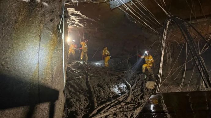 Tim penyelamat tambang bawah tanah atau Under Ground Mining Response/UGMR PT Freeport Indonesia terus mencari keberadaan lima pekerja yang terjebak insiden pergerakan material basah di lokasi tambang bawah tanah Grasberg Block Cave Tembagapura, Mimika, Papua Tengah.