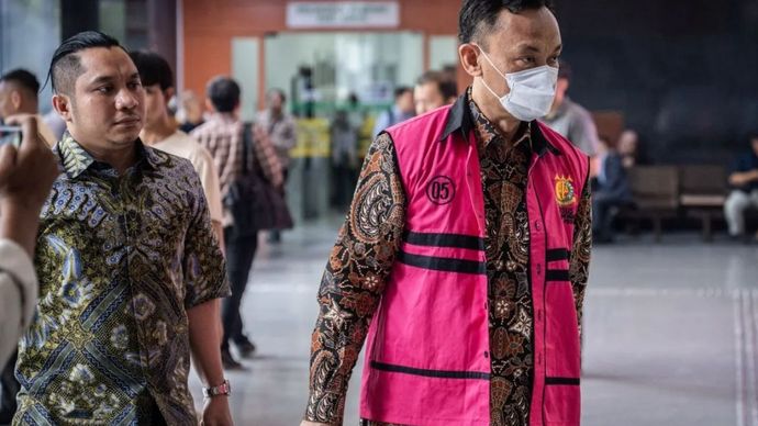 Terdakwa kasus suap vonis lepas Arif Nuryanta (kanan) berjalan masuk ruangan untuk menjalani sidang pemeriksaan saksi kasus dugaan suap majelis hakim atas vonis lepas (ontslag) dalam kasus korupsi terkait ekspor CPO di Pengadilan Tipikor, Jakarta, Rabu (10/9/2025).